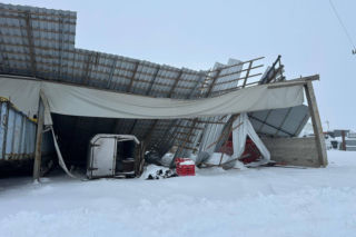 Dach hali magazynowej runął pod ciężarem śniegu. O krok od tragedii
