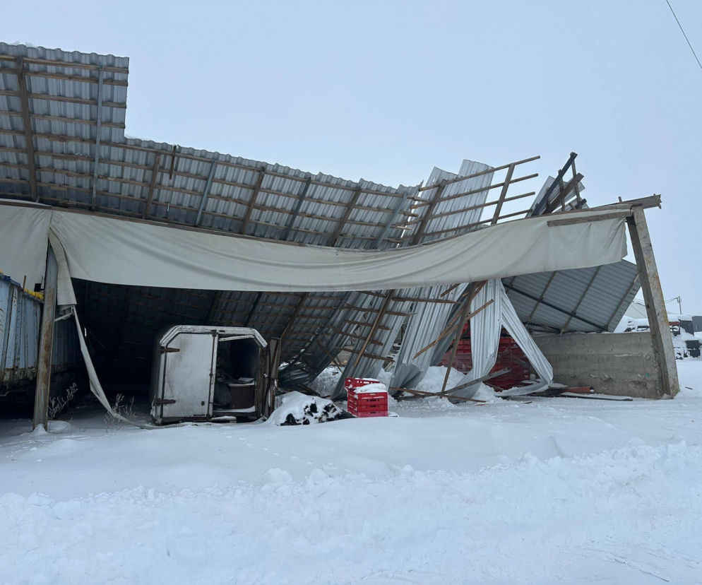 Dach hali magazynowej runął pod ciężarem śniegu. O krok od tragedii