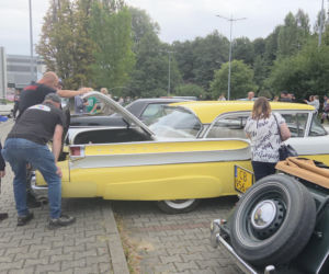 Motoryzacyjne legendy pod Torbydem. „Bydgoskie Klasyki Nocą” znów przyciągnęły tłumy