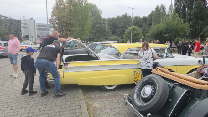Motoryzacyjne legendy pod Torbydem. „Bydgoskie Klasyki Nocą” znów przyciągnęły tłumy