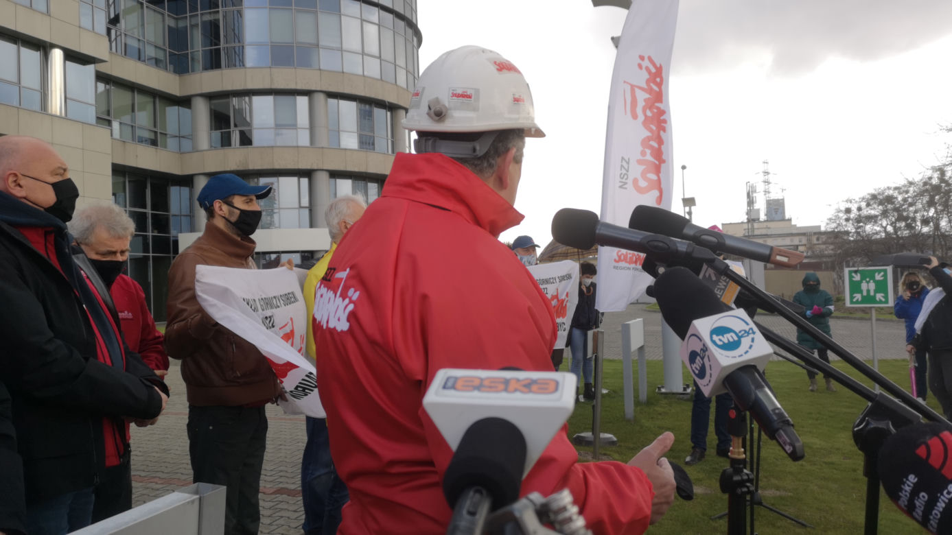 Gorąco pod siedzibą Tauronu. Związkowcy sprzeciwiają podziałowi spółki: "Sasin i Soboń odlecieli!" [ZDJĘCIA, WIDEO]