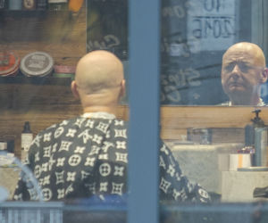 Wicemarszałek Senatu Michał Kamiński u fryzjera