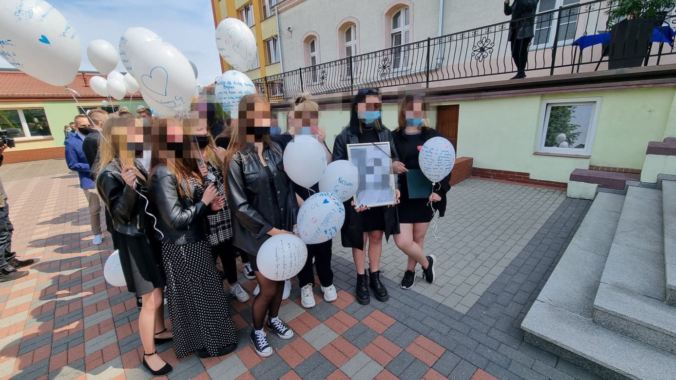 Koledzy żegnają swoją Madzię. "Cześć Jej pamięci!". Łzy, rozpacz i niezrozumienie. Nie tak miał wyglądać koniec roku szkolnego [ZDJĘCIA]