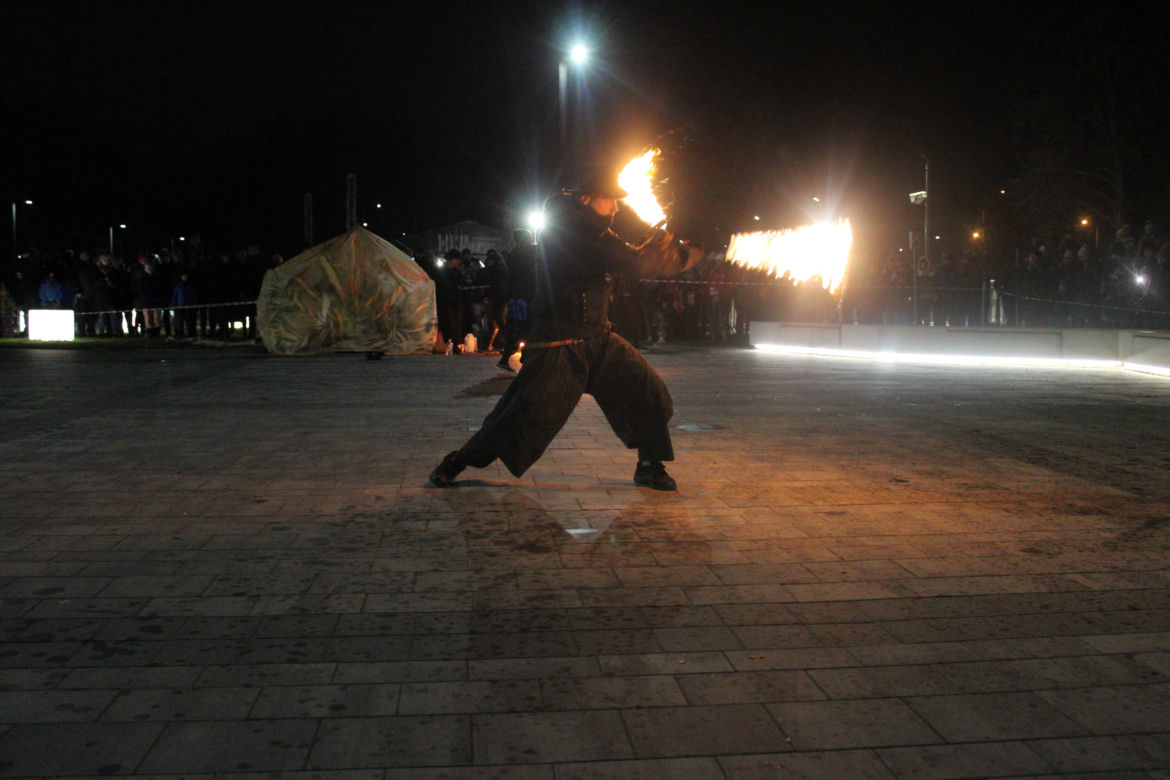 WOŚP 2023 w Krakowie: Fire Show w Nowej Hucie w wykonaniu grupy Spontan Fire