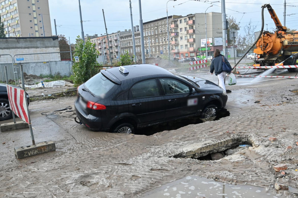 Droga zapadła się pod samochodem