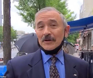 Kazali ambasadorowi zgolić wąsy!