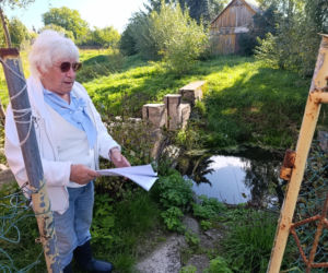 Dziki rów dzieli działkę, a urzędnicy rozkładają ręce. Seniorka drży, że dom osunie się do wody