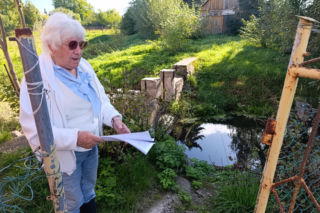 Dziki rów dzieli działkę, a urzędnicy rozkładają ręce. Seniorka drży, że dom osunie się do wody