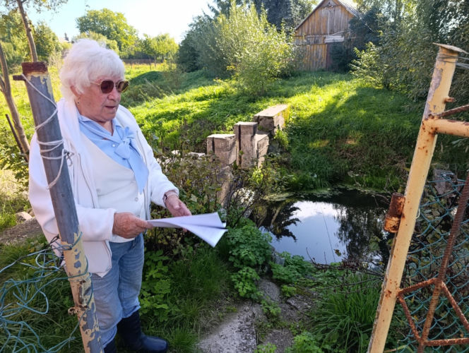 Dziki rów dzieli działkę, a urzędnicy rozkładają ręce. Seniorka drży, że dom osunie się do wody