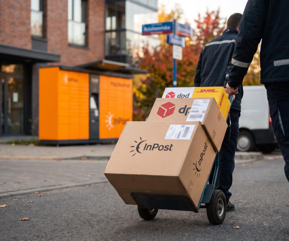 Kurierzy wiozą paczki InPost, DPD i DHL na wózku. O pracy firm kurierskich 1 listopada przeczytasz na Eska.