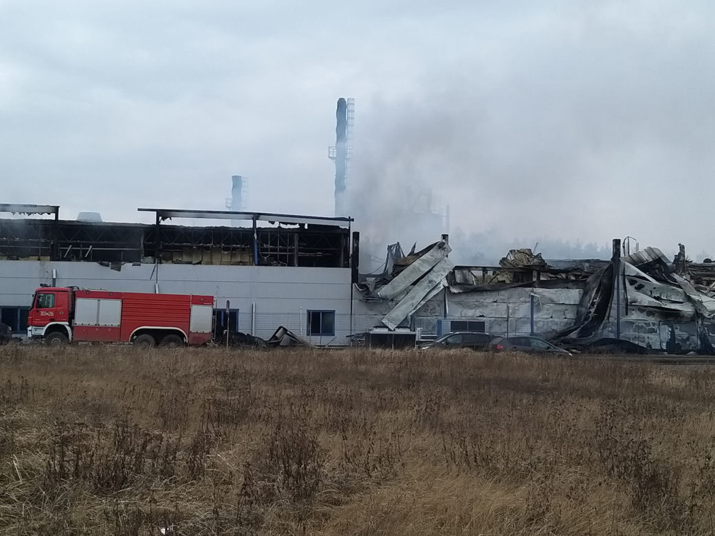 Pożar hali Cersanitu w Starachowicach