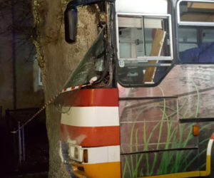 Autobus z dziećmi uderzył w drzewo! Są ranni. Dramat w Trzebiechowie [GALERIA]