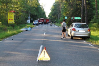 Prusicko Rzędowie. Motocyklista skręcał, 20-latek wyprzedzał osobówką. Doszło do koszmarnego wypadku 