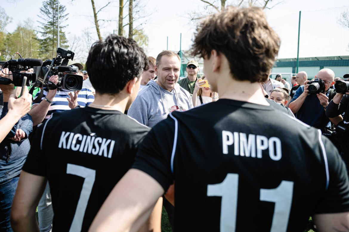 Karol Nawrocki gra w piłkę