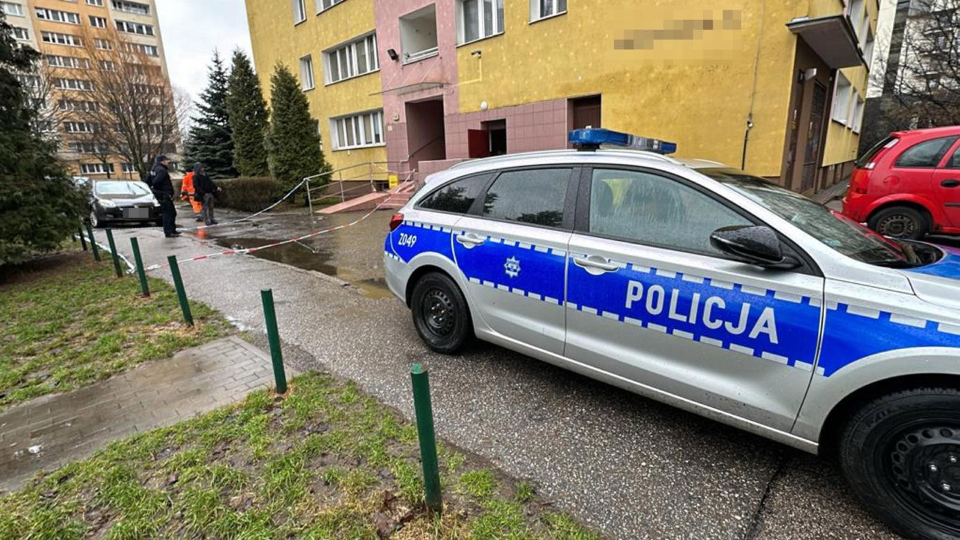 Leżała nieprzytomna przed klatką schodową. Zabrali ją do szpitala, tam zmarła