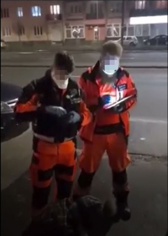 Ratownicy zostawili chorą na ulicy?