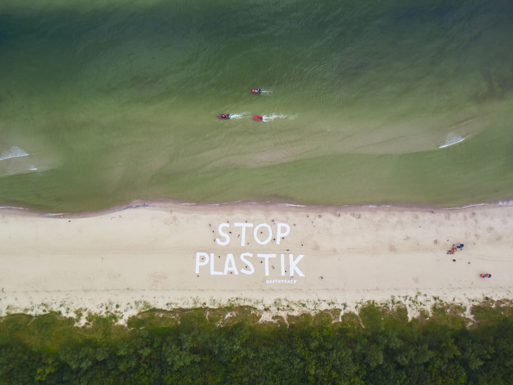 Wielki napis "Stop plastik" na plaży w Kołobrzegu