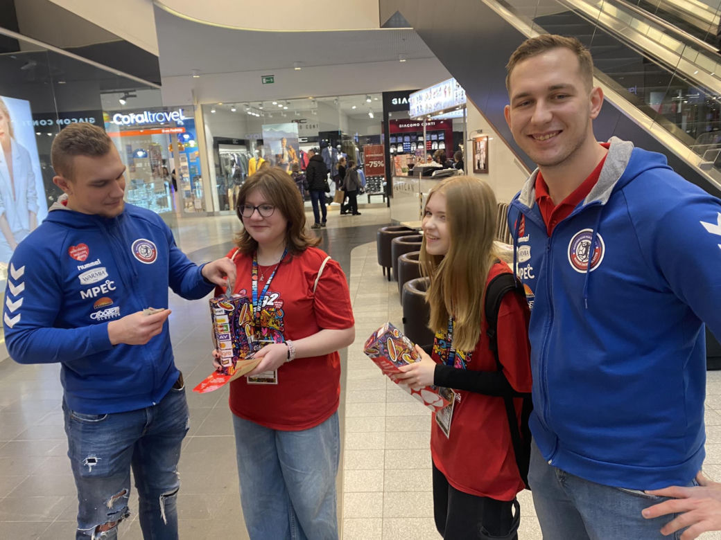 WOŚP w Olsztynie. W Galerii Warmińskiej odbyły się koncerty, pokazy wokalne i inscenizacje walk [ZDJĘCIA]