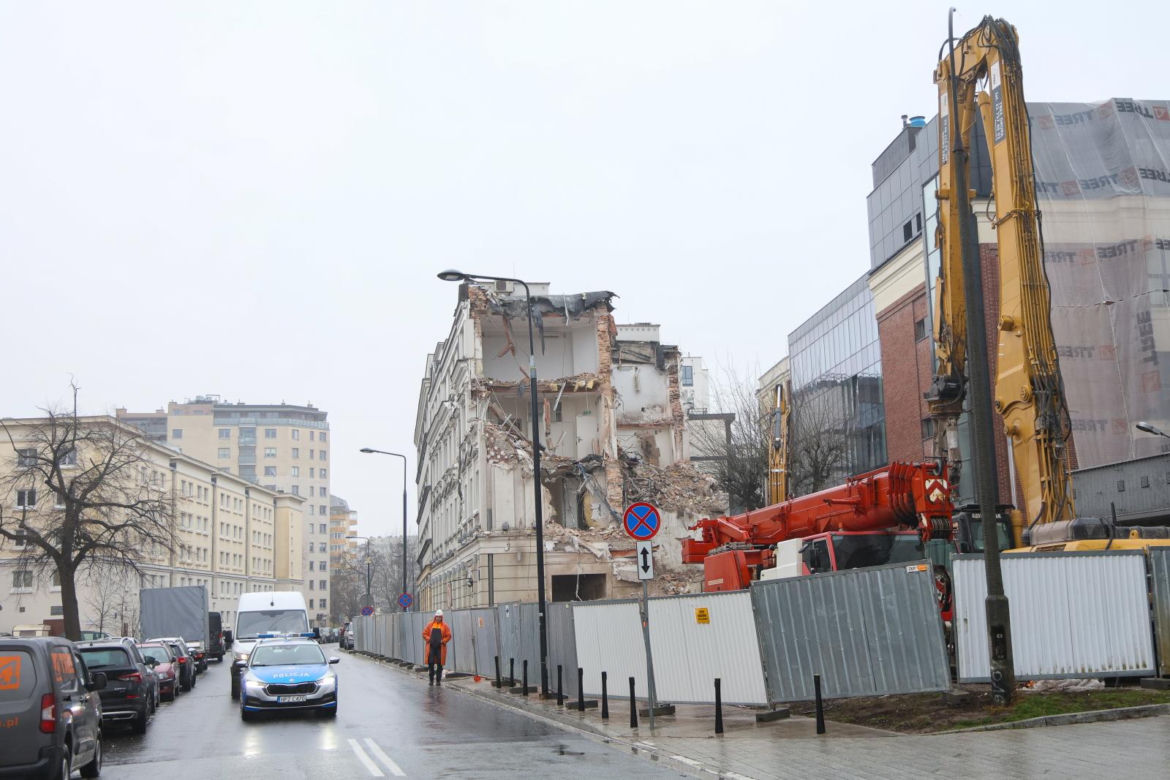 Wyburzanie budynku na ul. Dzielnej 58 w Warszawie 9.01.2025