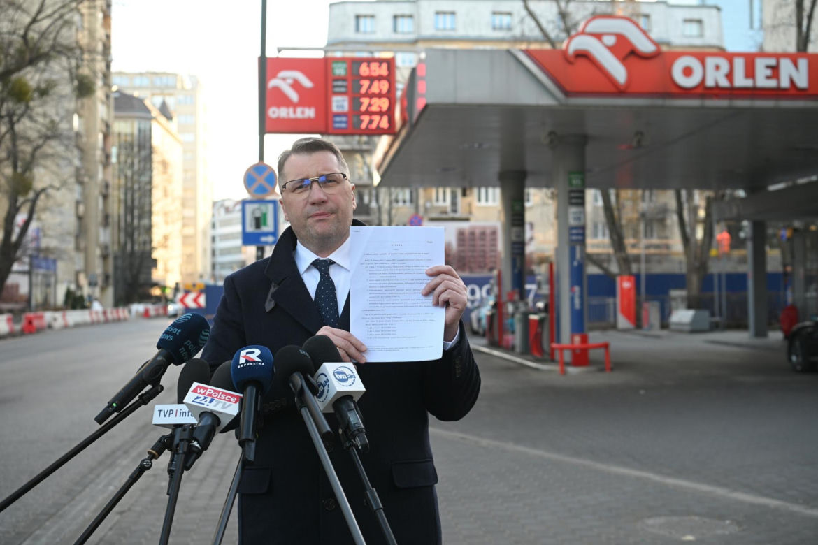 Konferencja Przemysława Czarnka na stacji paliw koncernu Orlen w Warszawie