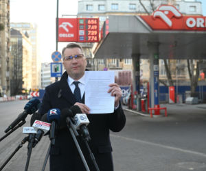 Konferencja Przemysława Czarnka na stacji paliw koncernu Orlen w Warszawie