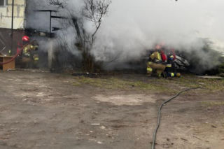 Dom płonął, obok przejeżdżał sznur aut. Tylko trzy osoby zareagowały