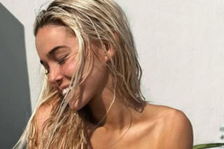 Najgorętsza gimnastyczka świata bez ubrań w wannie na środku boiska. Przez warstewkę piany widać każdy szczegół!