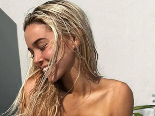 Najgorętsza gimnastyczka świata bez ubrań w wannie na środku boiska. Przez warstewkę piany widać każdy szczegół!