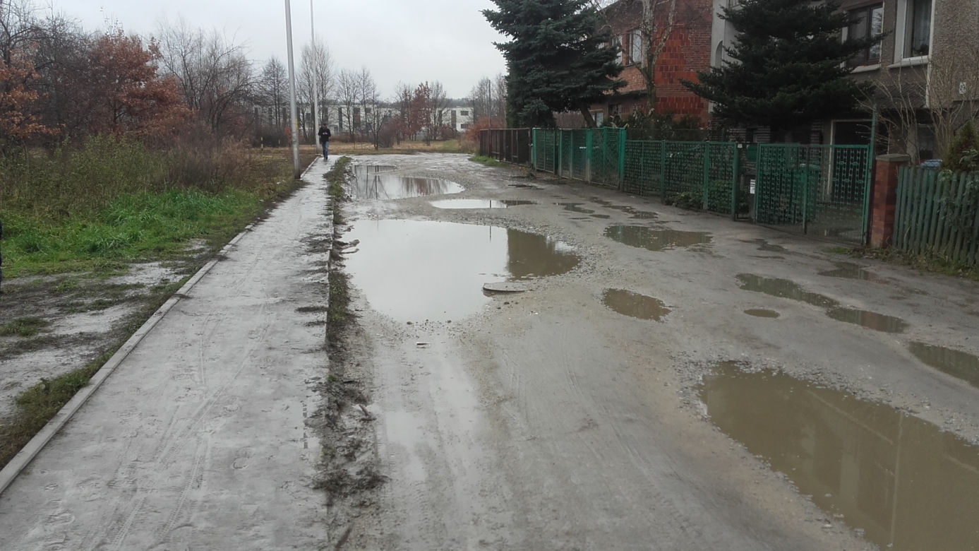 Kiedy spadnie deszcz, mieszkańcy ulicy toną w błocie