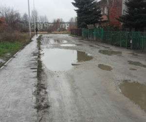 Kiedy spadnie deszcz, mieszkańcy ulicy toną w błocie