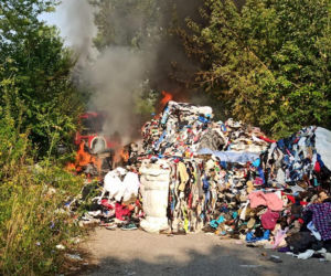 Pożar na terenie byłej cementowni w Wierzbicy. Paliły się bele materiałów!