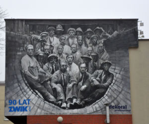 Mural na Wierzbowej namalowany na podstawie archiwalnego zdjęcia