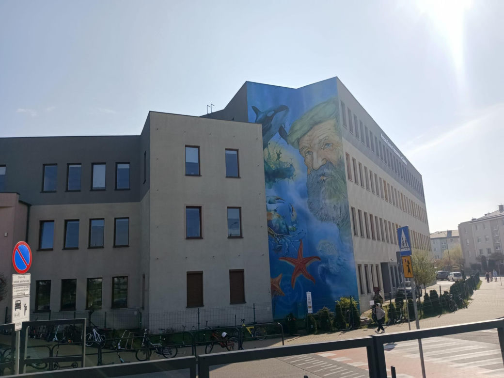 Mural z Aleksandrem Dobą na ścianie Morskiej Szkoły Podstawowej na gdańskim Ujeścisku