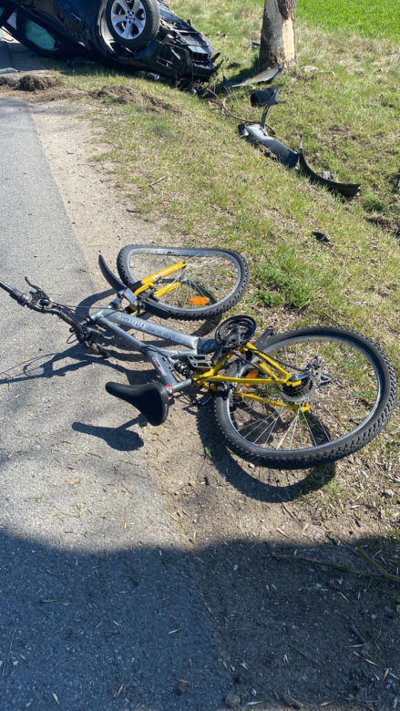  Jaktorów: 15-latek na rowerze wpadł pod samochód. Auto dachowało, są ranni