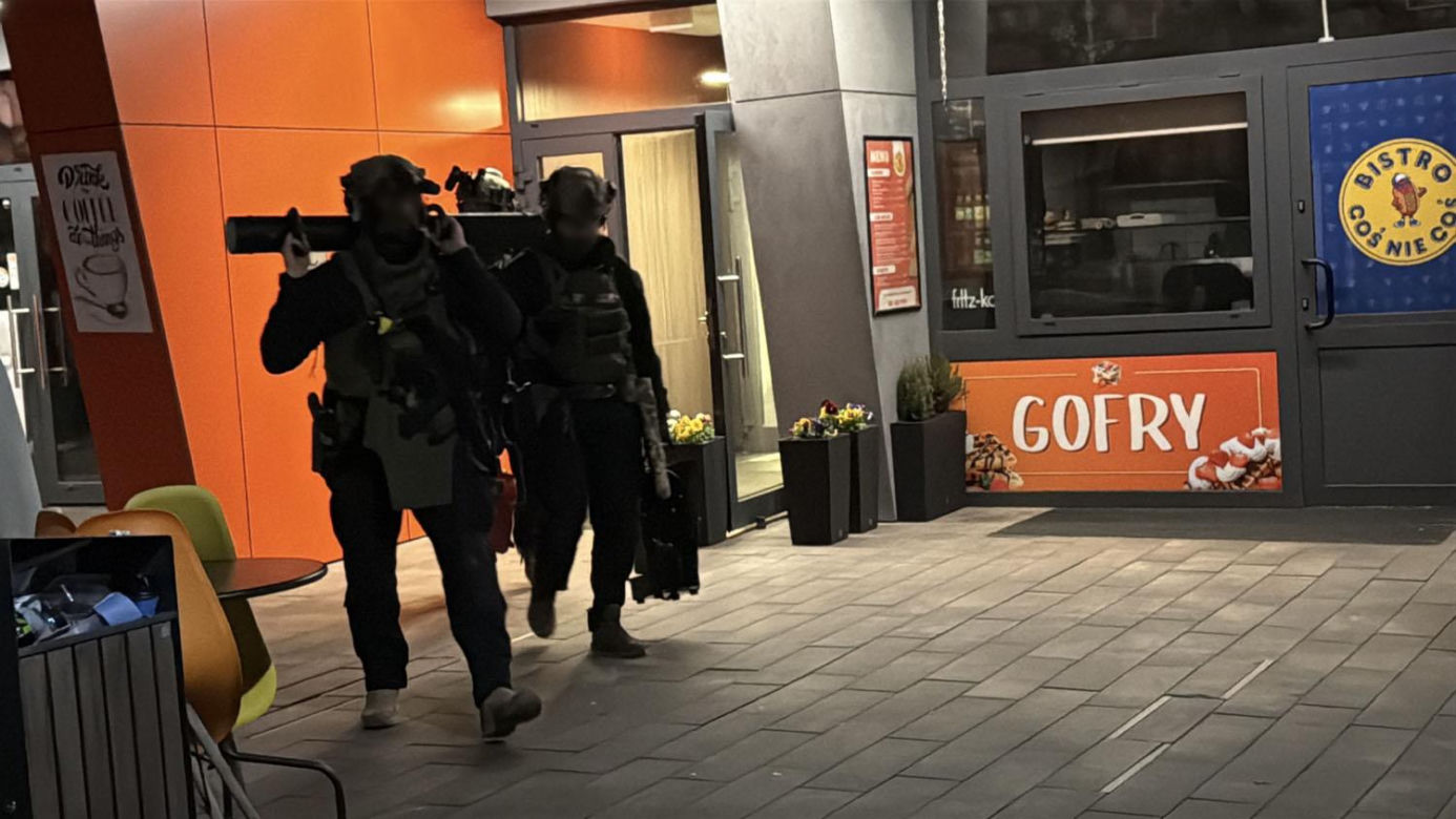Antyterroryści na Grzybowskiej. Pilna akcja policji, jedna osoba zatrzymana