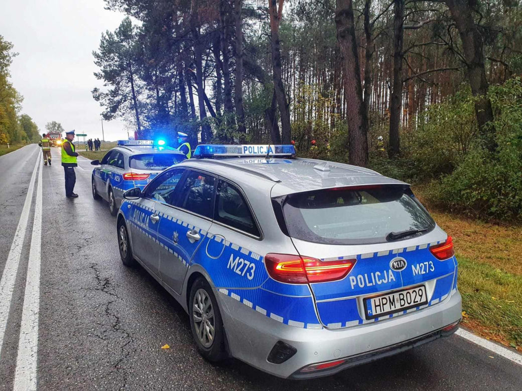 Stare Konopki. Volkswagen wbił się w drzewo. 25-latek nie miał szans. Tragiczny wypadek