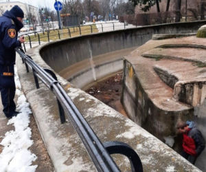 Mężczyzna wpadł do nieczynnego wybiegu dla niedźwiedzi