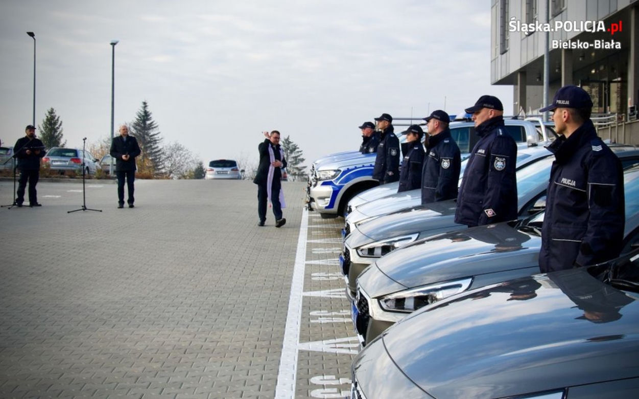7 nieoznakowanych aut i 3 oznakowane pick-upy. Bielska policja ma 10 nowych radiowozów