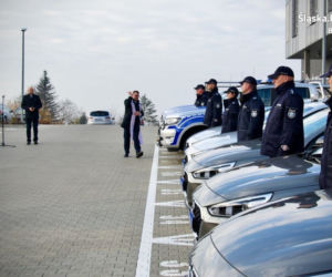 7 nieoznakowanych aut i 3 oznakowane pick-upy. Bielska policja ma 10 nowych radiowozów