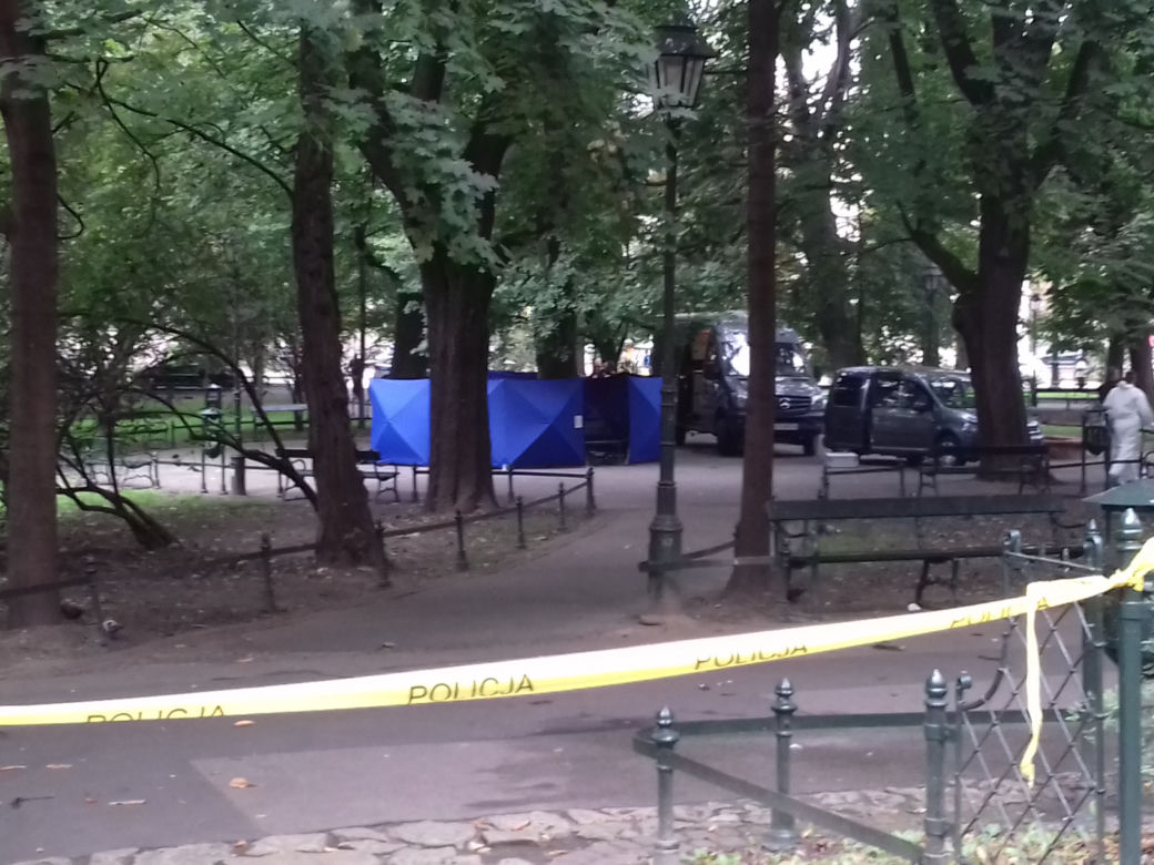 Brutalne morderstwo na Plantach w Krakowie. Mężczyzna został dźgnięty nożem [ZDJĘCIA, WIDEO]