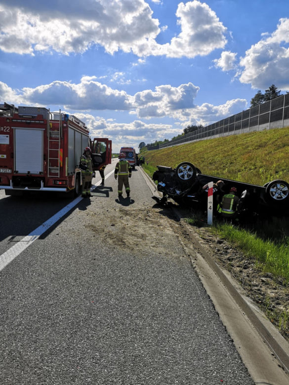Kierowca mercedesa usnął i uderzył w hondę. Samochód dachował, w środku była kobieta z dzieckiem