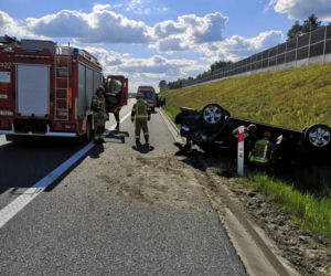 Kierowca mercedesa usnął i uderzył w hondę. Samochód dachował, w środku była kobieta z dzieckiem