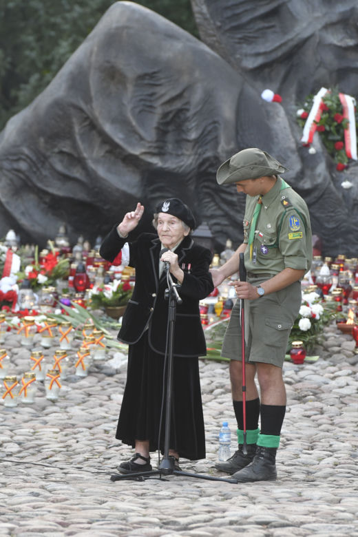 77. rocznica Powstania Warszawskiego. Wanda Traczyk Stawska przy pomniku Poległym Niepokonanym.