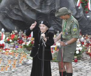 77. rocznica Powstania Warszawskiego. Wanda Traczyk Stawska przy pomniku Poległym Niepokonanym.