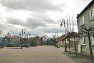 To jedno z najpiękniejszych miast województwa łódzkiego. Leży blisko słynnego Tomaszowa