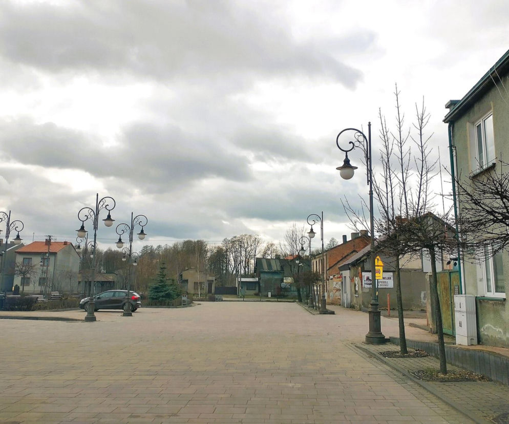 To jedno z najpiękniejszych miast województwa łódzkiego. Leży blisko słynnego Tomaszowa