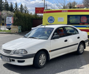 Koszmar na Bielanach. Toyota gruchnęła w pieszego. Polała się krew