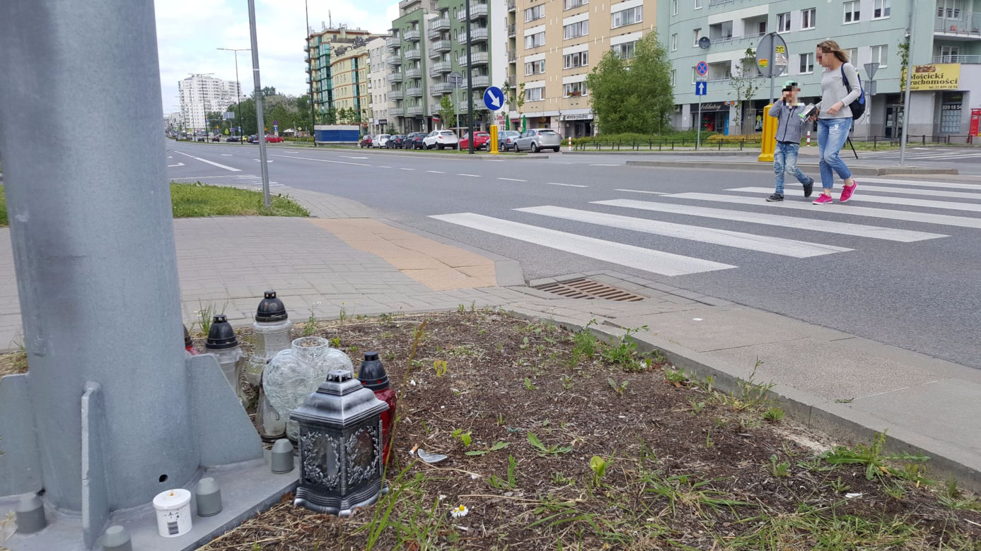 Przejście dla pieszych w alei KEN przy ul. Telekiego. Czarny punkt na mapie Warszawy