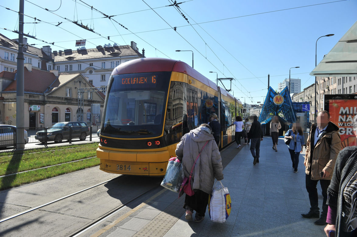 Pasażerowie gniotą się w "szóstce". Skandaliczne warunki w tramwajach na Pradze