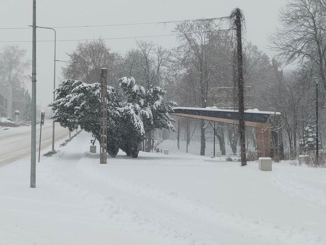 Starachowice pod śniegiem, na drogach trudne warunki do jazdy